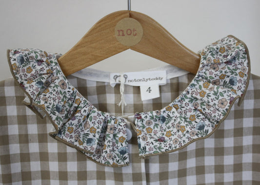 Grembiulino asilo quadri beige con colletto arricciato personalizzabile - Taglia 4 anni pronta consegna