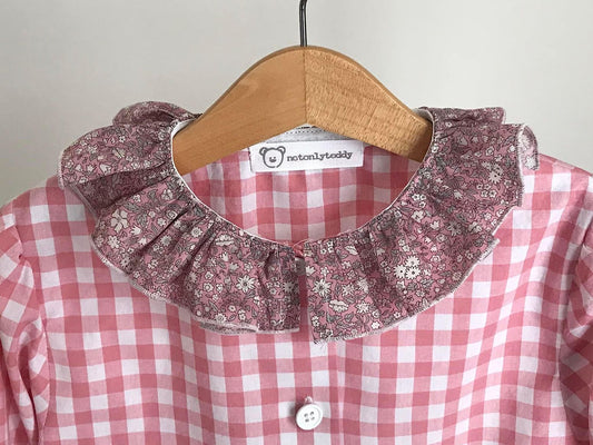 grembiulino asilo a quadri rosa con colletto arricciato – dettaglio colletto