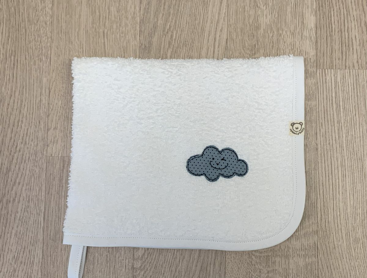 Set Asilo Personalizzato – Asciugamano e Sacchetto Porta Cambi con Ricamo Nuvoletta
