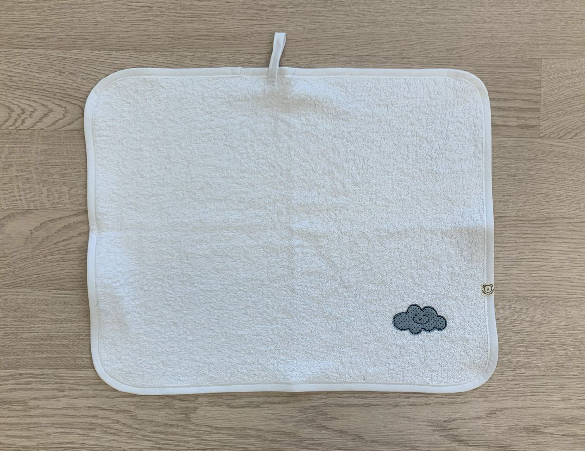Set Asilo Personalizzato – Asciugamano e Sacchetto Porta Cambi con Ricamo Nuvoletta