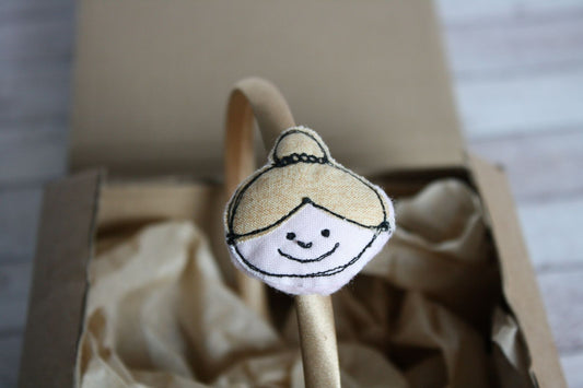 Cerchiello in raso beige con ballerina bionda con chignon