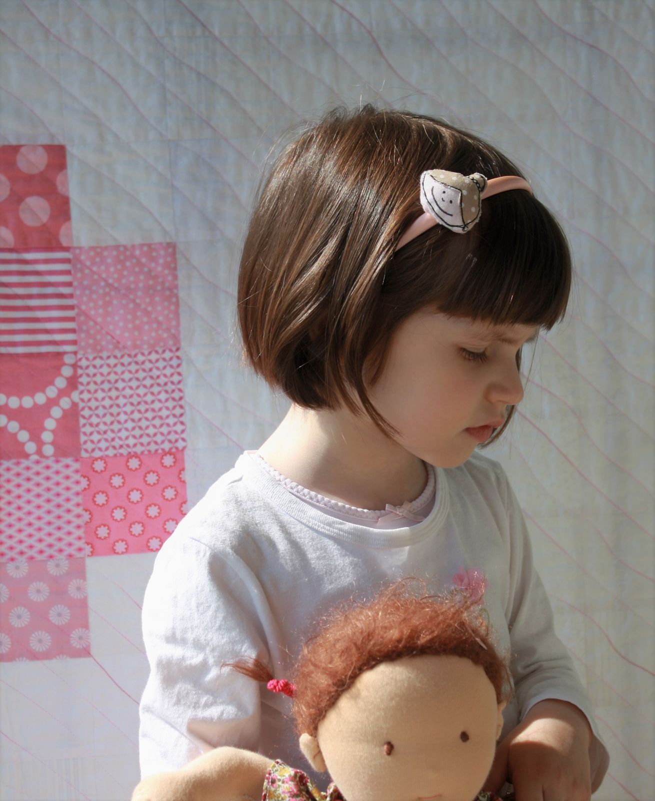 Cerchiello in raso beige con ballerina bionda con chignon