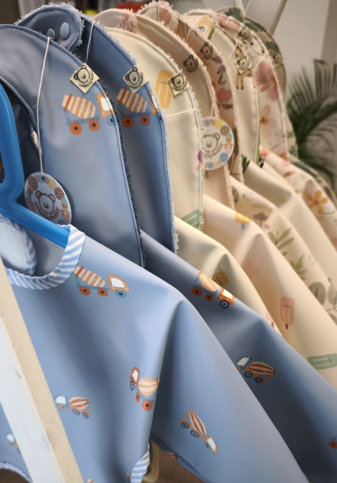 Bavaglino cerato con maniche - fantasia automobiline