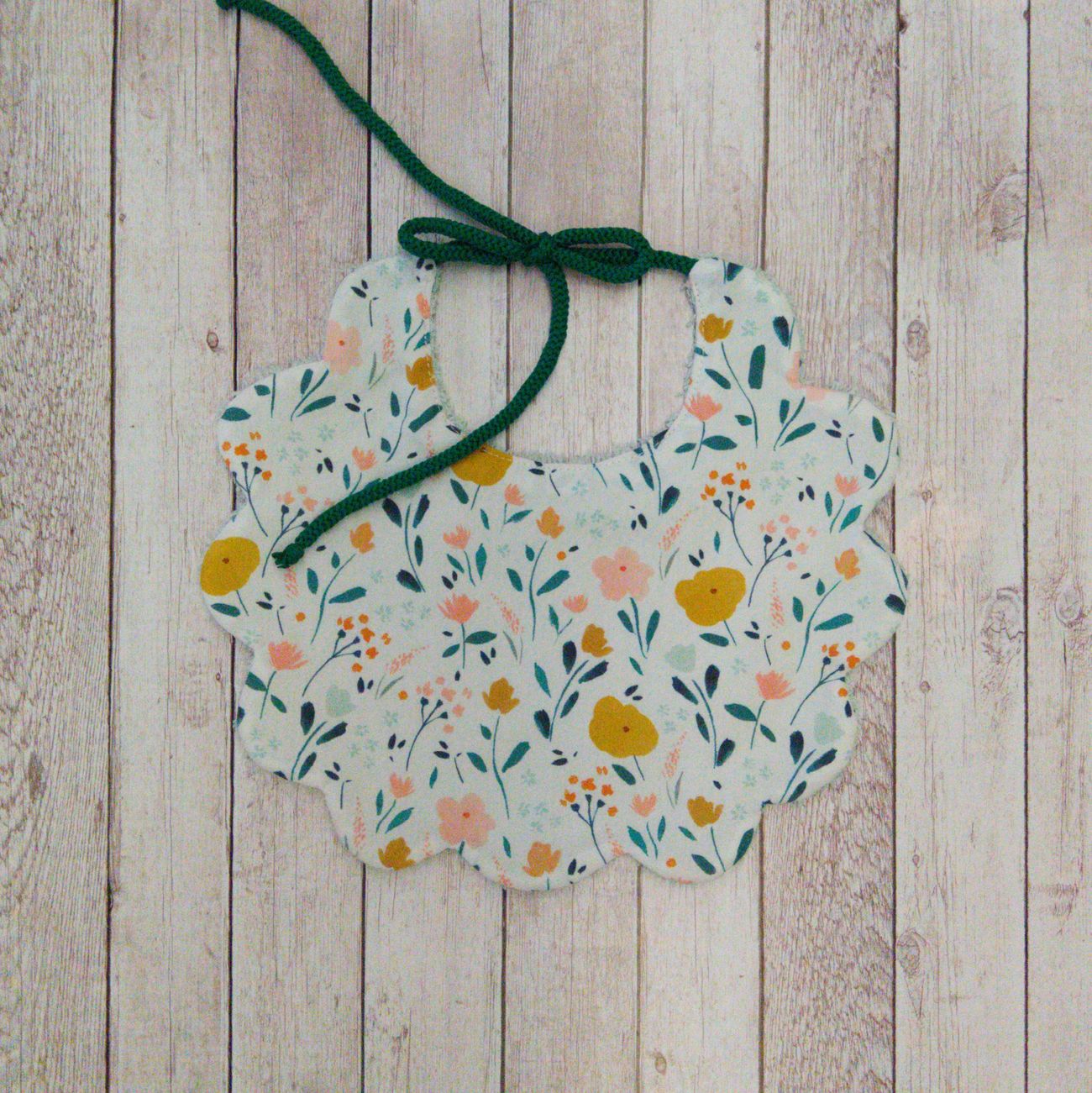 Bavaglino per neonata 🌸 – Idea regalo per nuova nascita 🎁- personalizzabile - fiori