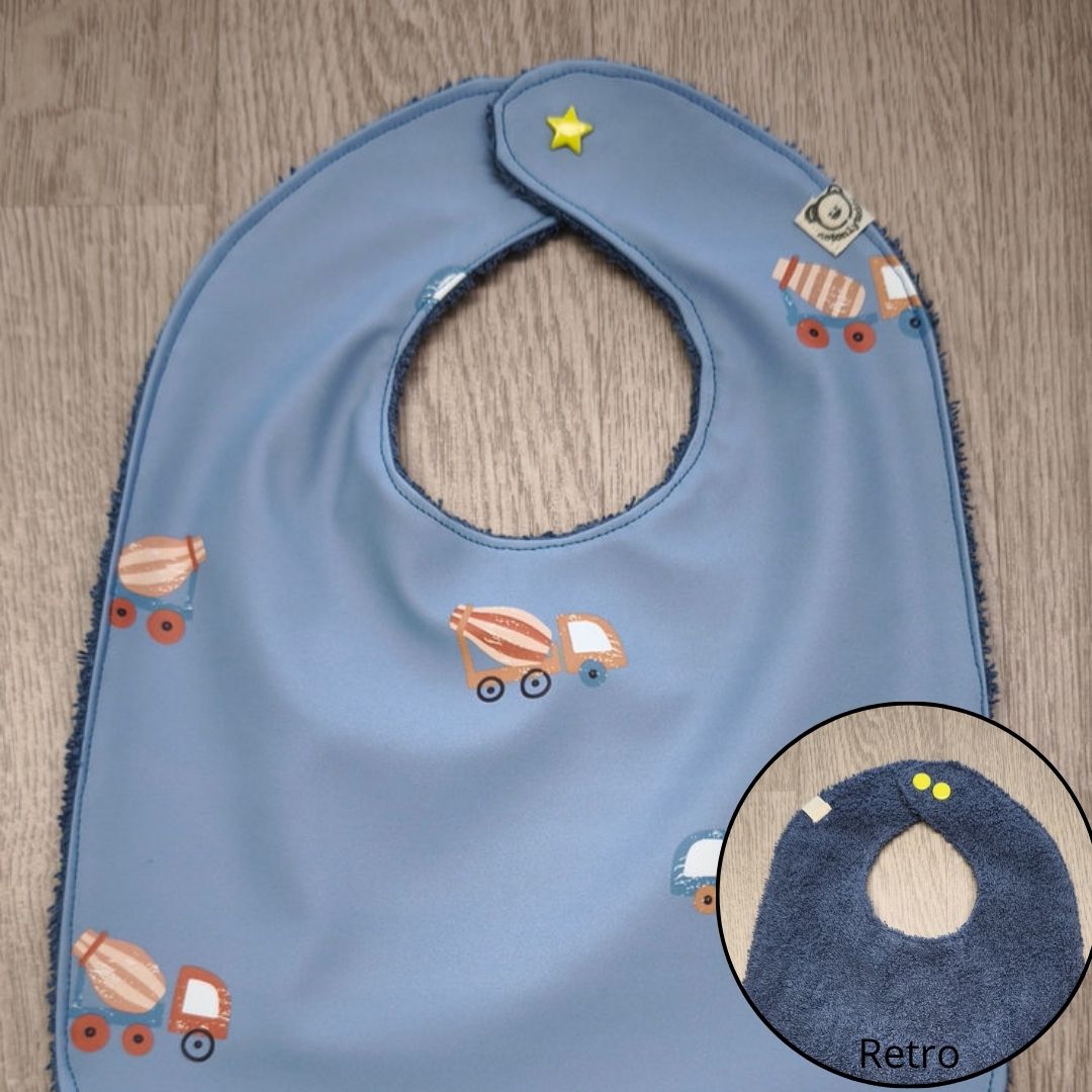 Bavaglino cerato azzurro con camioncini - retro in spugna