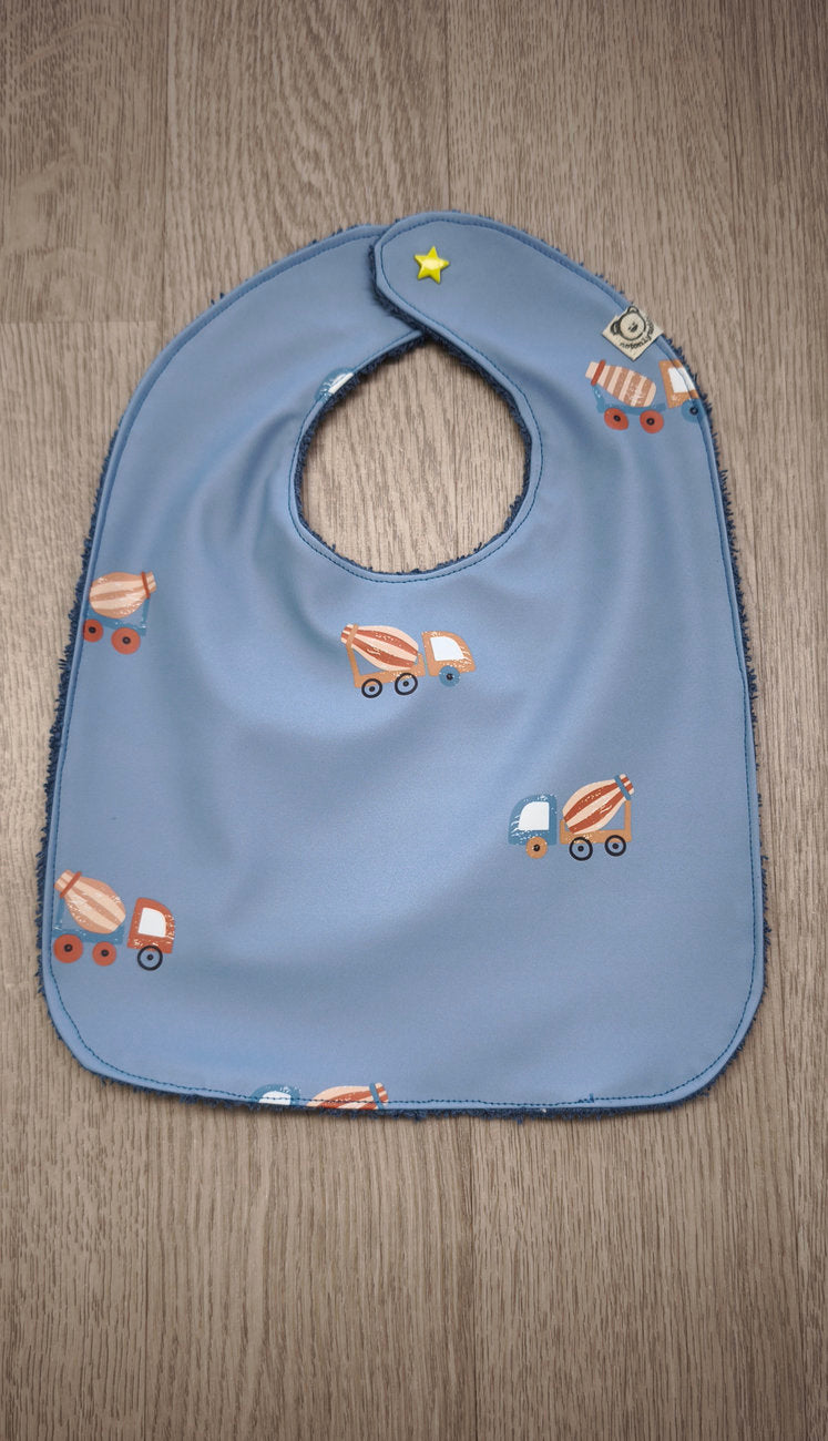 Bavaglino cerato azzurro con camioncini - retro in spugna