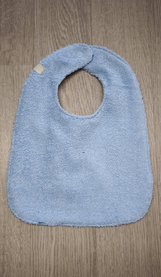 Bavaglino cerato azzurro con camioncini - retro in spugna