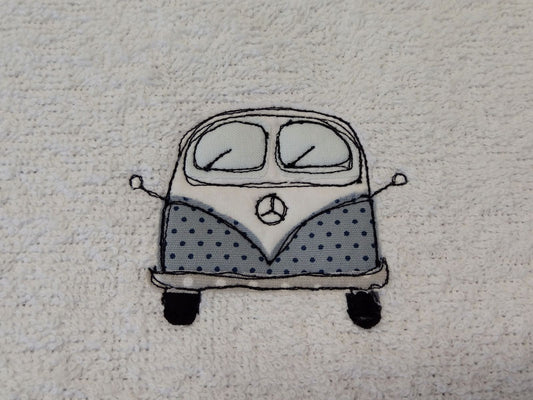 Bavaglino con elastico per asilo con ricamo di Furgoncino – dettaglio