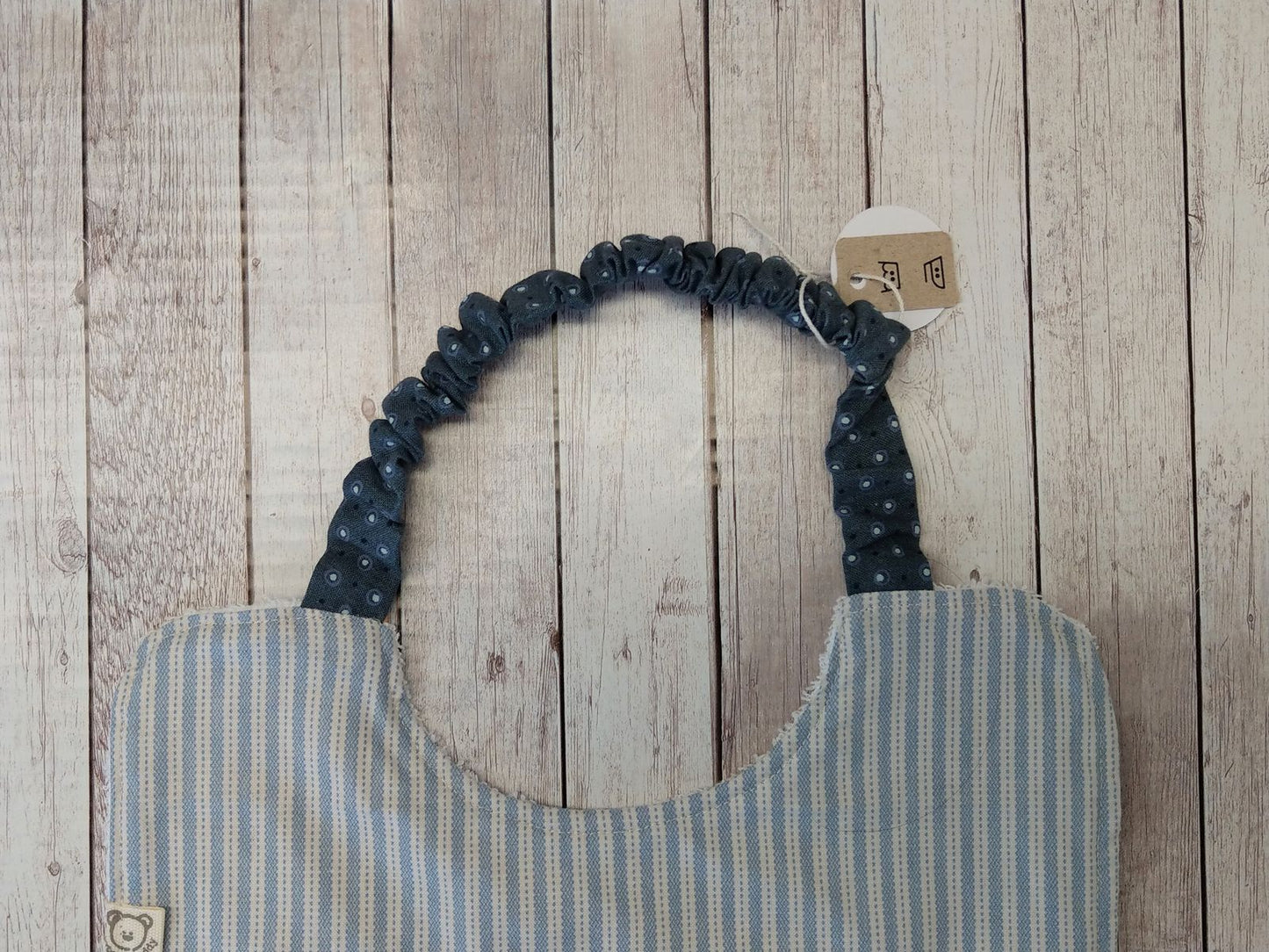 Retro di bavaglino con elastico per asilo con ricamo di Trenino