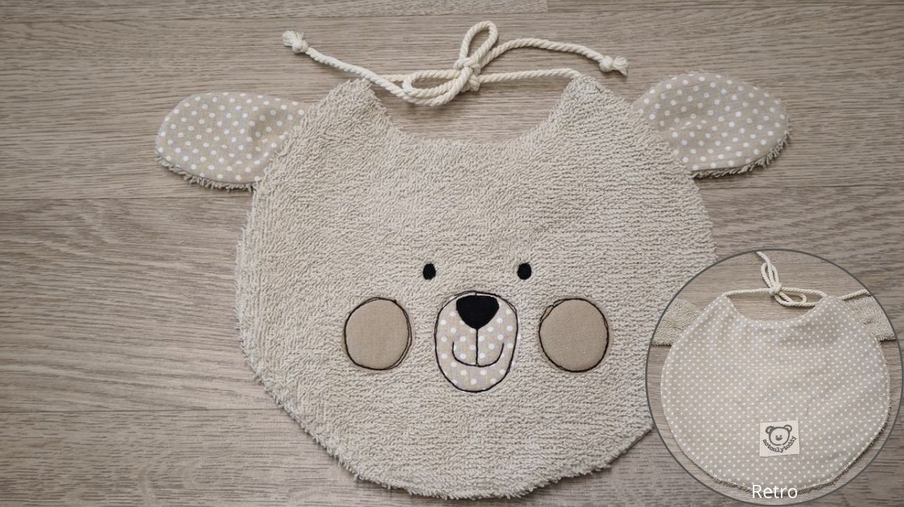 bavaglino a forma di musetto di agnellino beige - fronte e retro