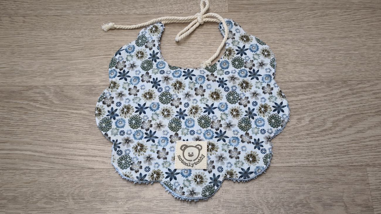 retro di bavaglino a forma di nuvoletta azzurra