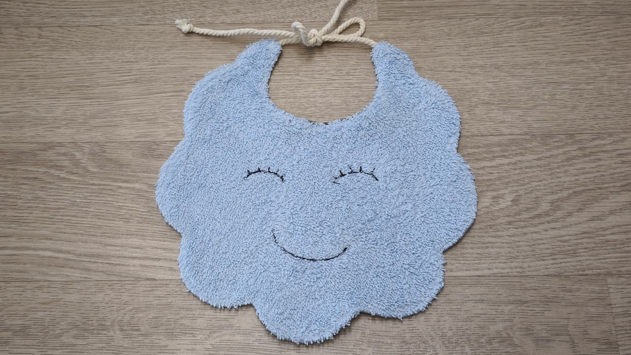 bavaglino a forma di nuvoletta azzurra