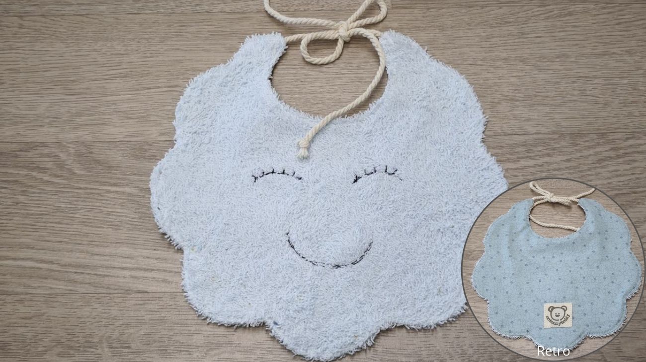 bavaglino a forma di nuvoletta azzurra chiara - fronte e retro