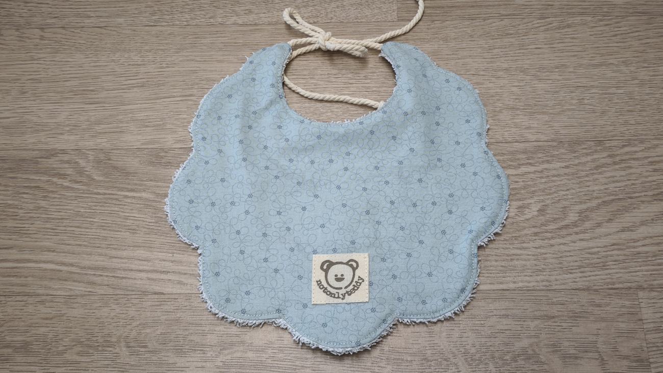 retro di bavaglino a forma di nuvoletta azzurra chiara