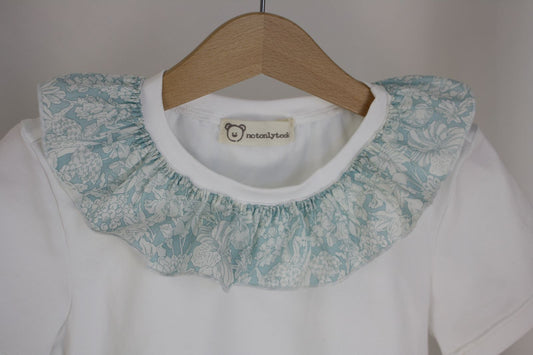 Dettaglio scollo di maglietta a maniche corte bianca per bambina con colletto Liberty