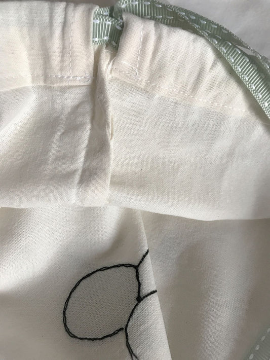 Interno di sacchetto in tessuto con ricamo di bambina con palloncini