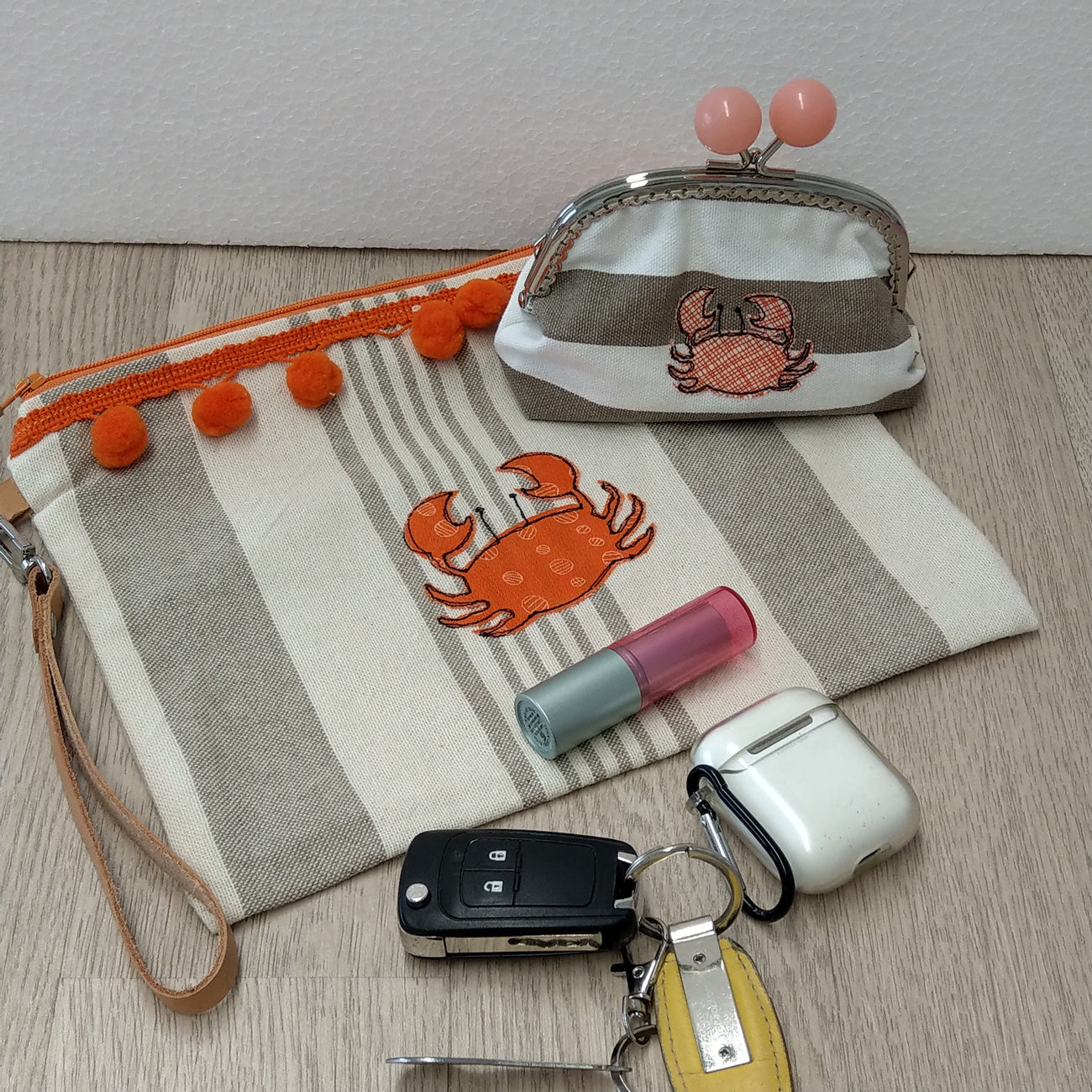 Pochette mare fatta a mano, tessuti a righe con pompon e manichetto - decorata granchietto