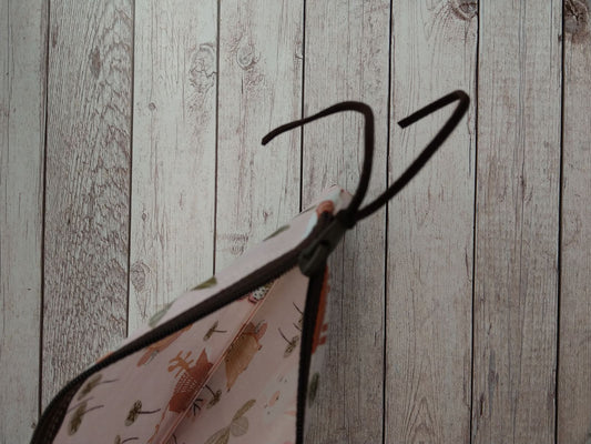 Bustina con cerniera in tessuto cerato - animaletti del bosco su fondo rosa