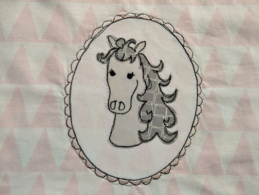 Sacchetto in tessuto con ricamo di ritratto cavallo incorniciato – dettaglio