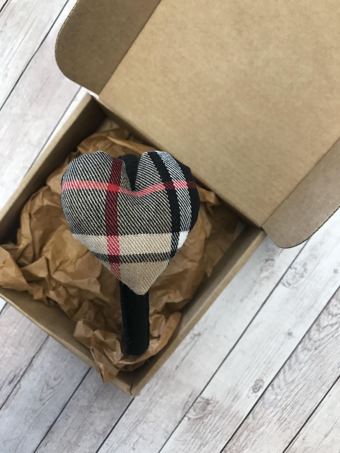 cerchiello con cuore in tessuto tartan beige - dettaglio