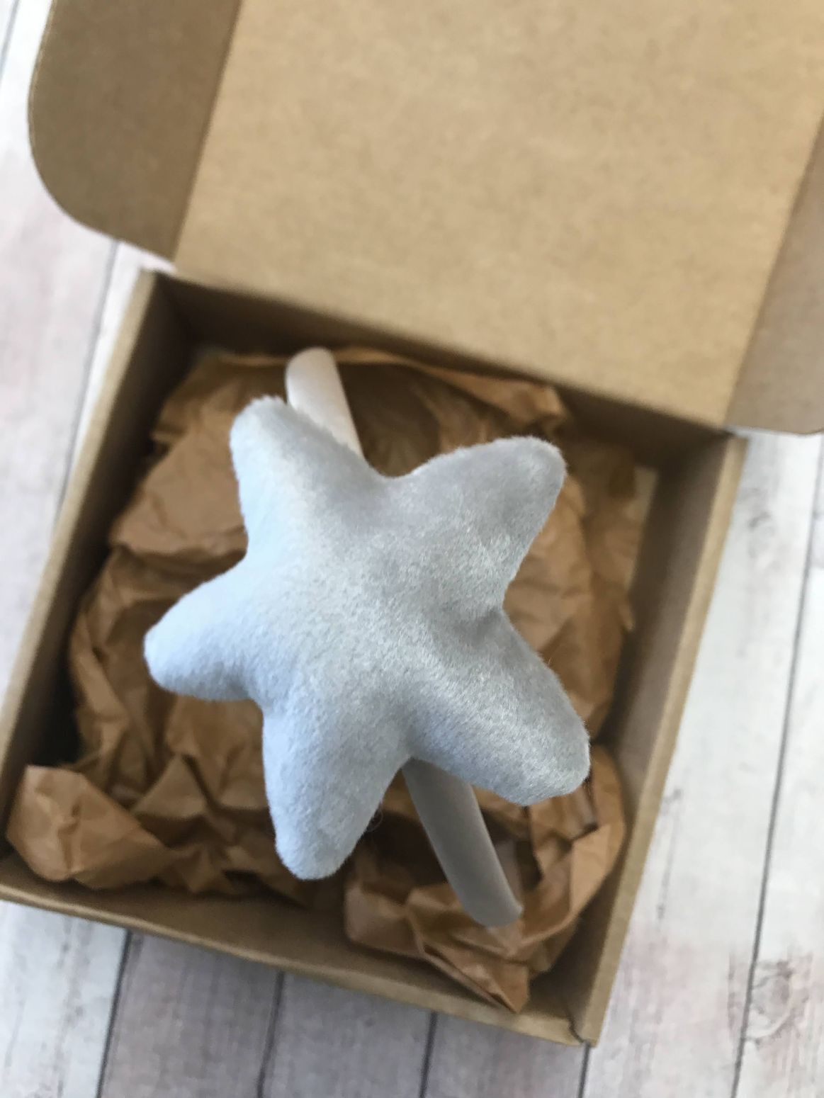 cerchiello con stella in velluto grigio - dettaglio