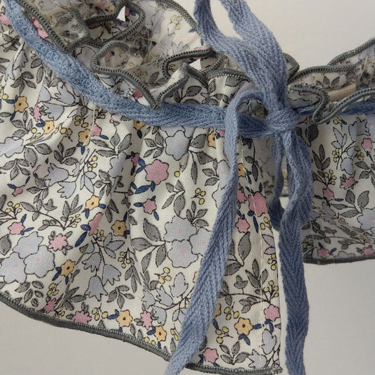 Colletto per bambina in tessuto a fiorellini grigi e rosa da annodare