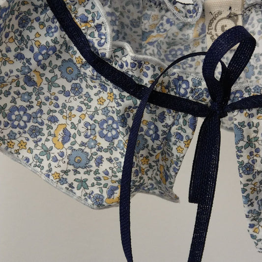 Colletto per bambina in tessuto a fiorellini blu con fiocchetto