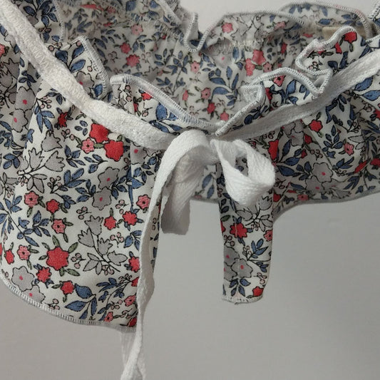 Colletto per bambina in tessuto a fiorellini rossi, blu e grigi da annodare