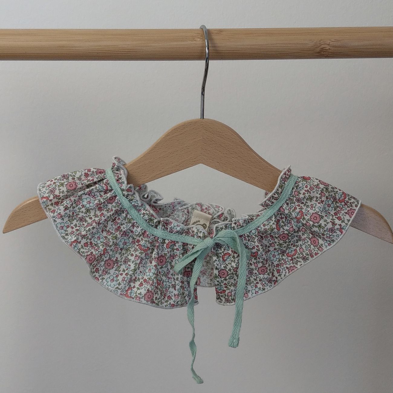 Colletto per bambina in tessuto a fiorellini azzurri e rosa da annodare