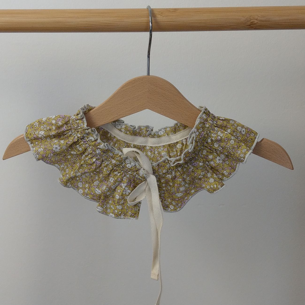 Colletto per bambina in tessuto Liberty a fiorellini con fiocchetto