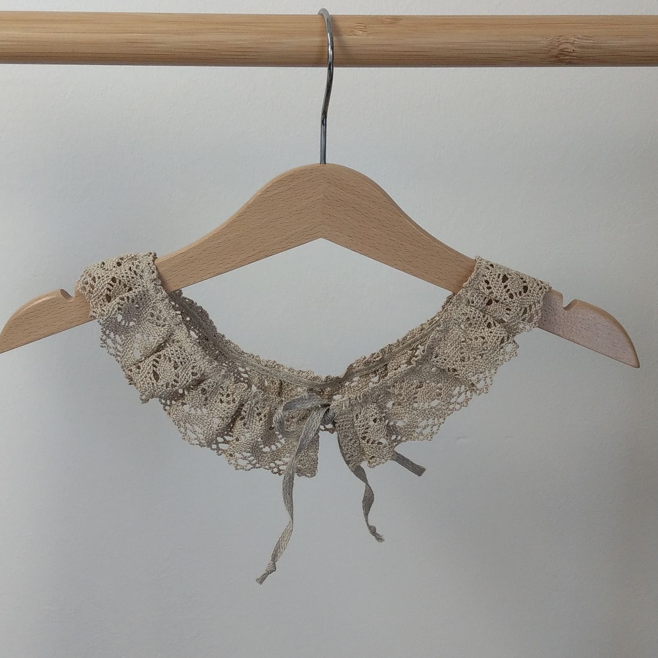 Colletto staccabile in pizzo beige per bambina