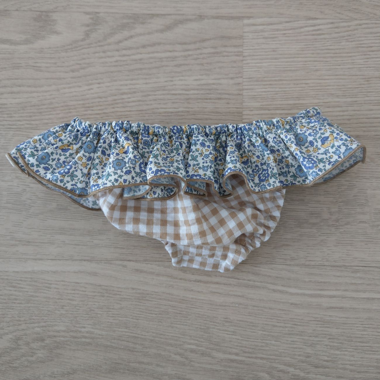 Retro di costumino bambina con volant quadretti beige e fiorellini blu