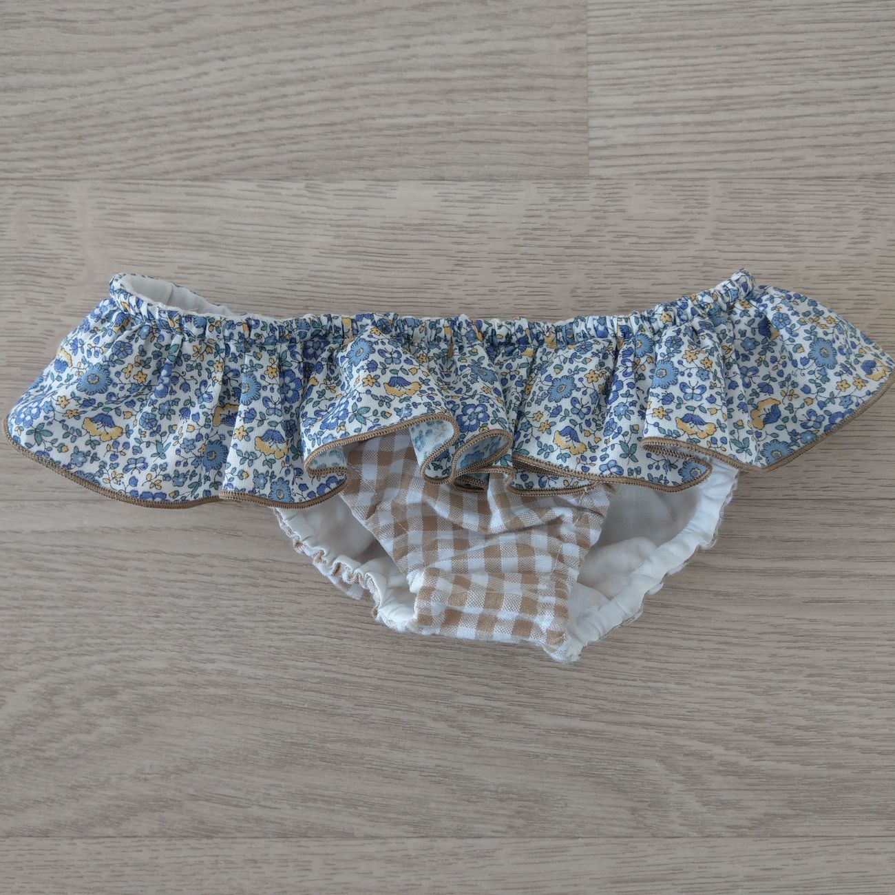 Costumino bambina con volant quadretti beige e fiorellini blu