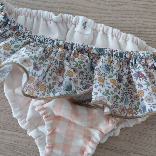 Costumino bambina con volant quadretti rosa e fiori beige – dettaglio
