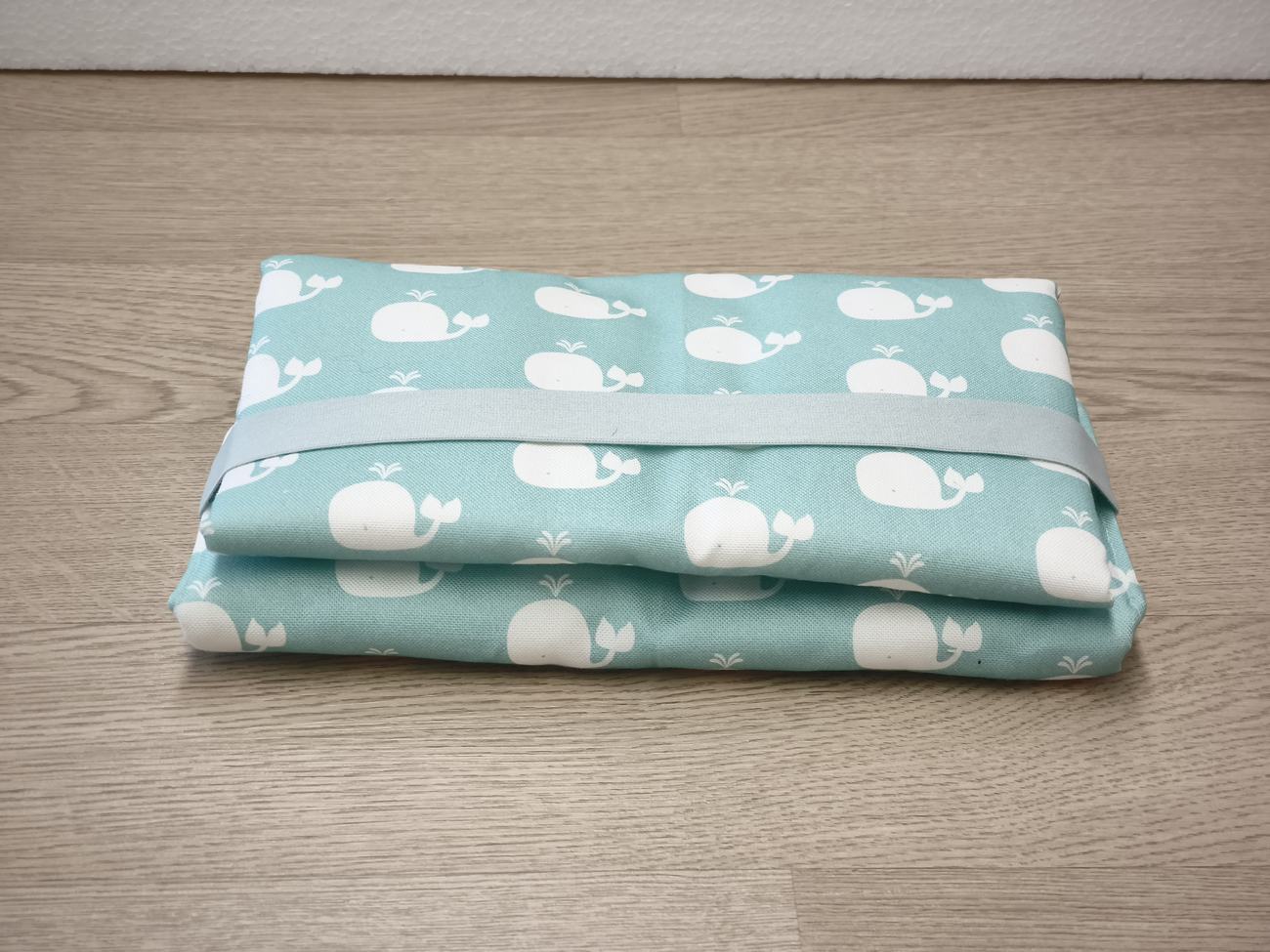 Set Nascita: Fasciatoio Portatile e Asciugamano con Asoletta Decorati con Balenina - Personalizzato