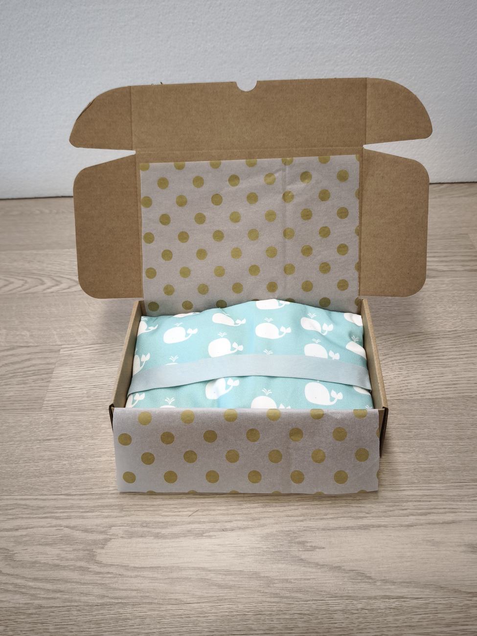Set Nascita: Fasciatoio Portatile e Asciugamano con Asoletta Decorati con Balenina - Personalizzato