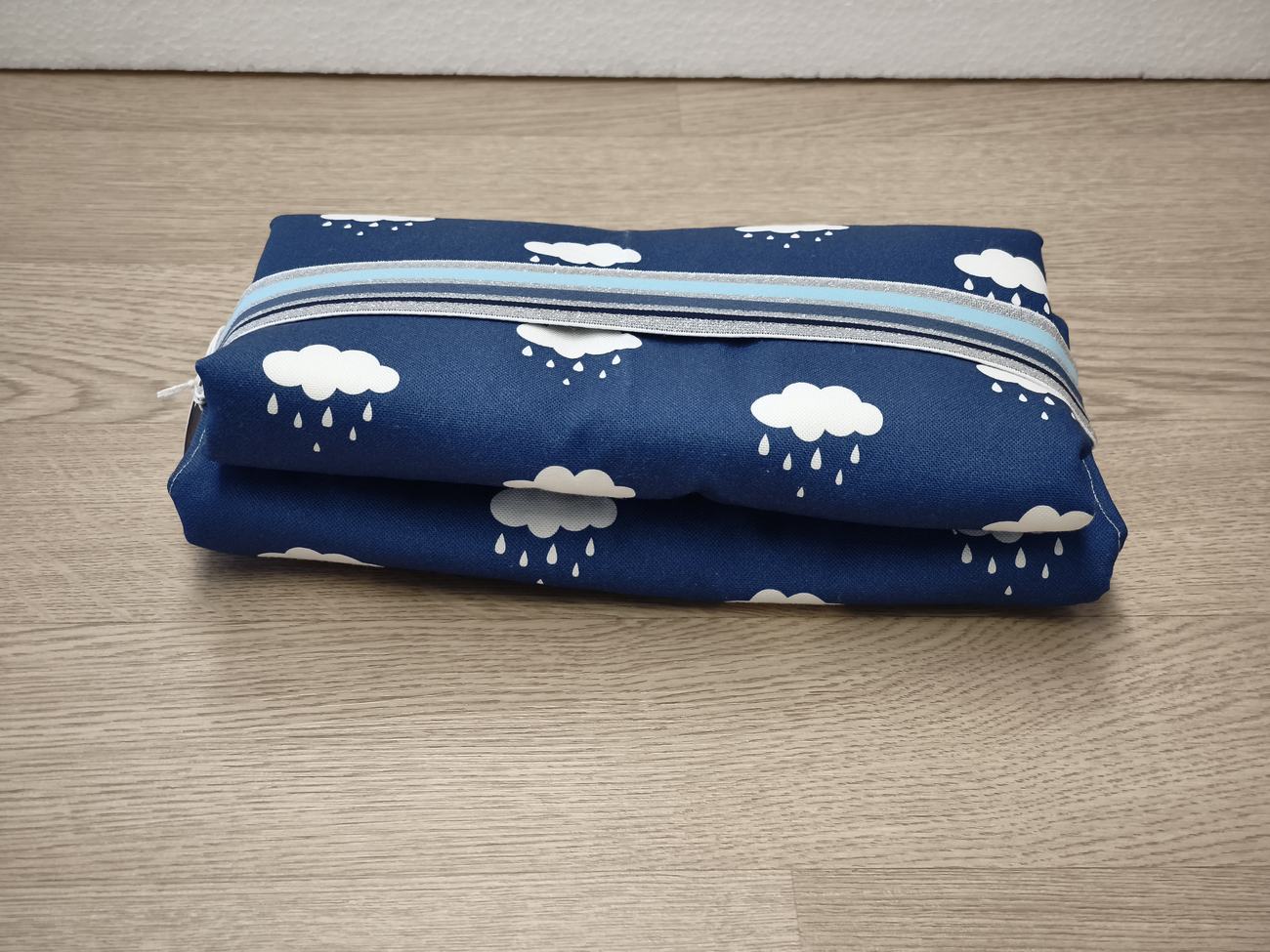 Fasciatoio da viaggio pieghevole con portapannolini – Nuvolette blu – personalizzabile