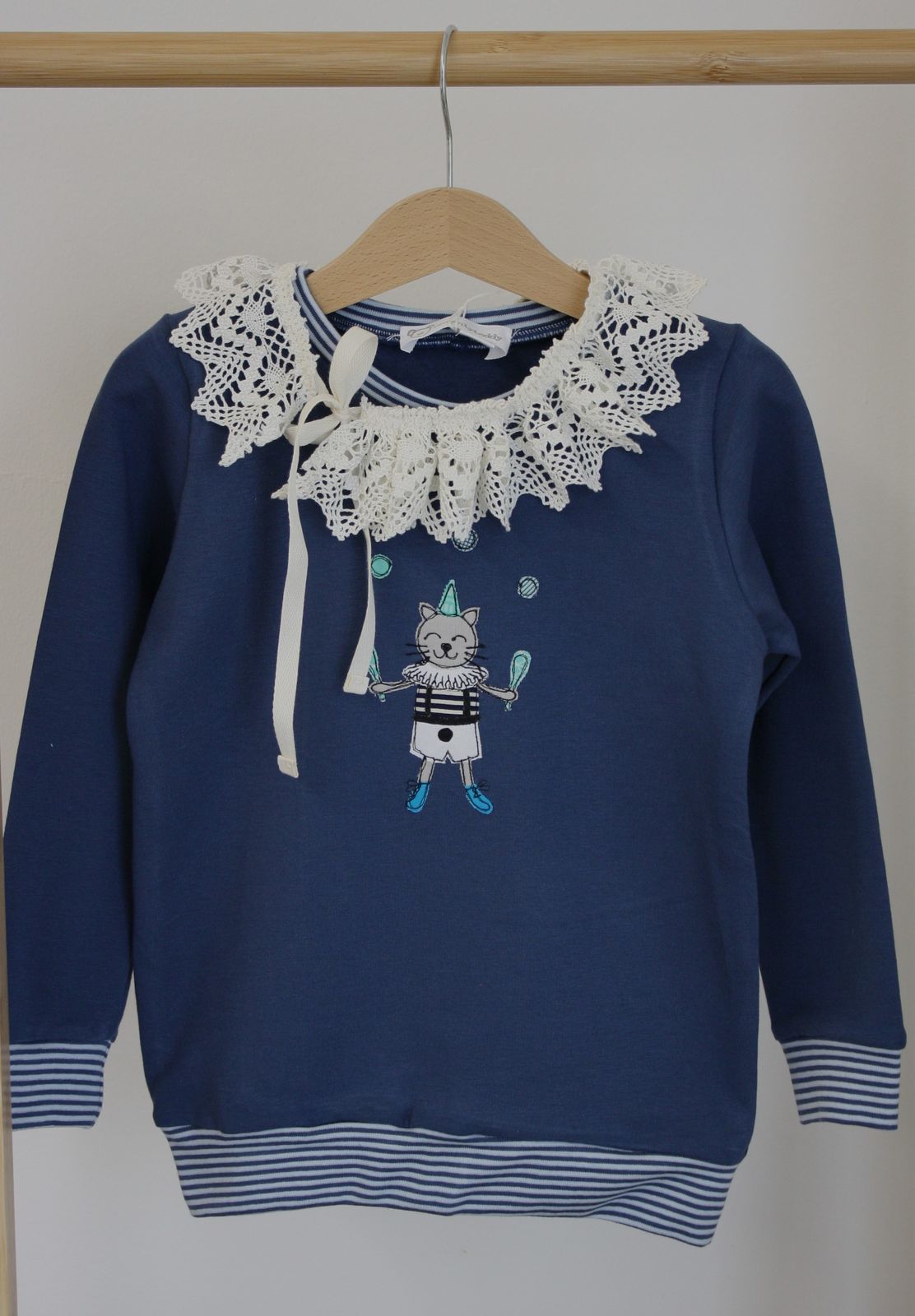 Felpa invernale artigianale “Gattino Giocoliere” – Collezione Circo – taglia 3-4 anni – pezzo unico