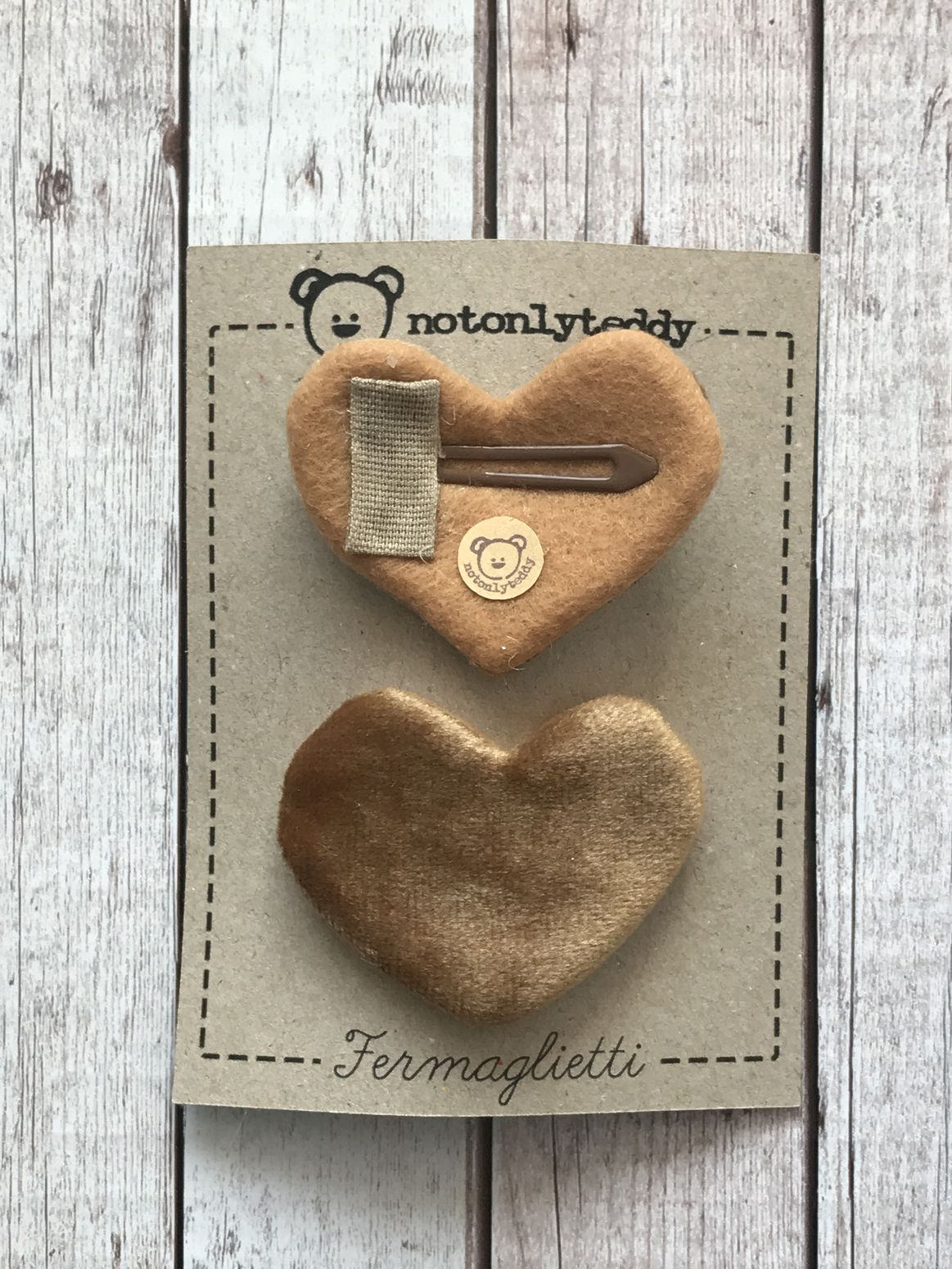 fermaglietti a forma di cuore in velluto bronzo - davanti e dietro