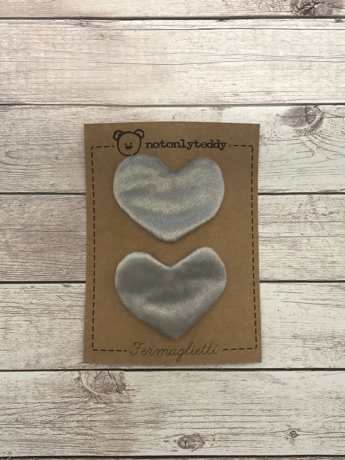 fermaglietti a forma di cuore in velluto grigio