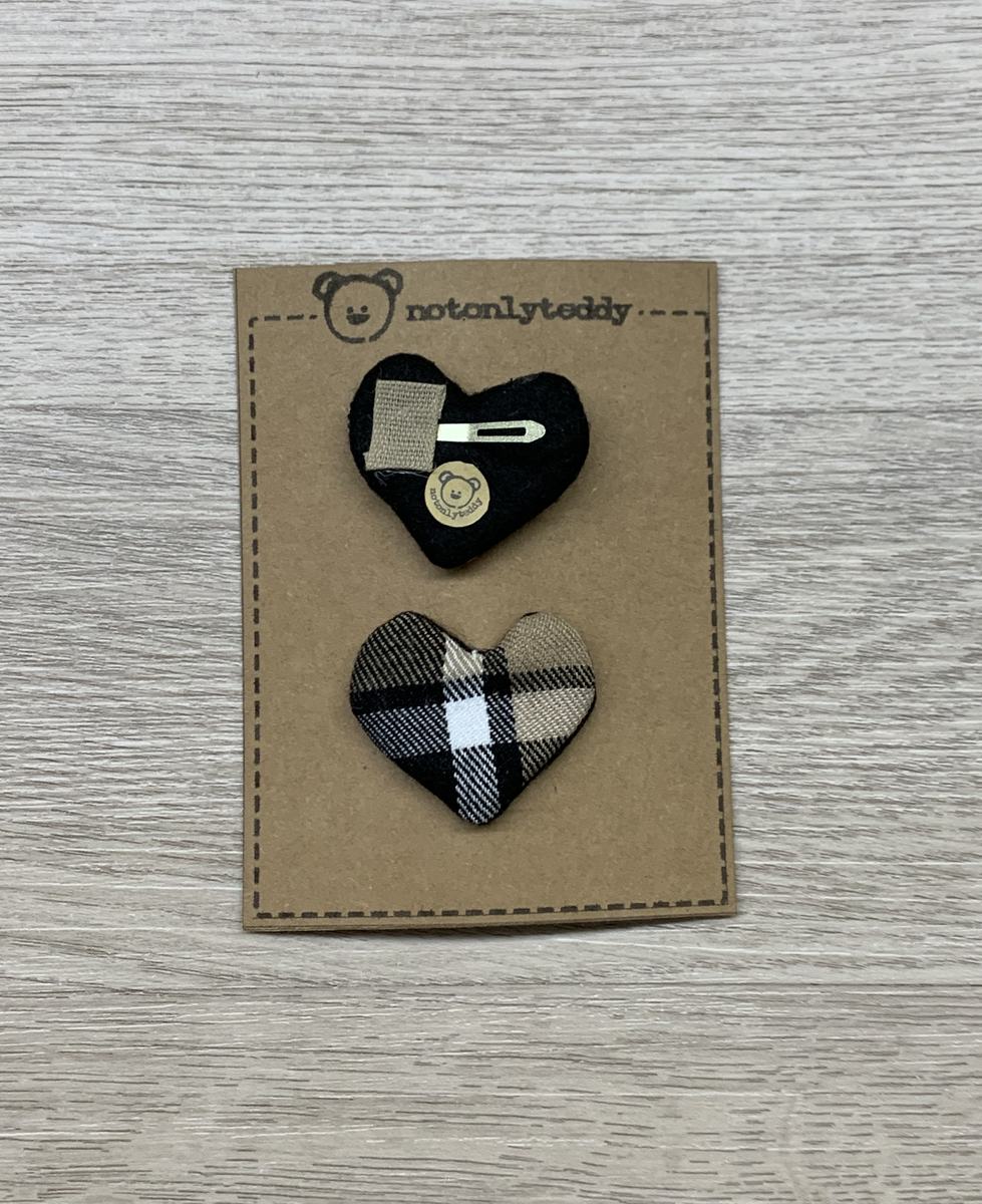 fermaglietti piccoli a forma di cuore in tessuto tartan beige - davanti e dietro