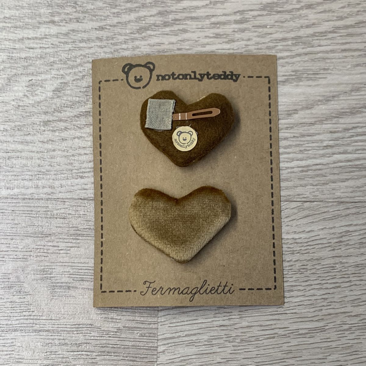 fermaglietti piccoli a forma di cuore in velluto bronzo - davanti e dietro
