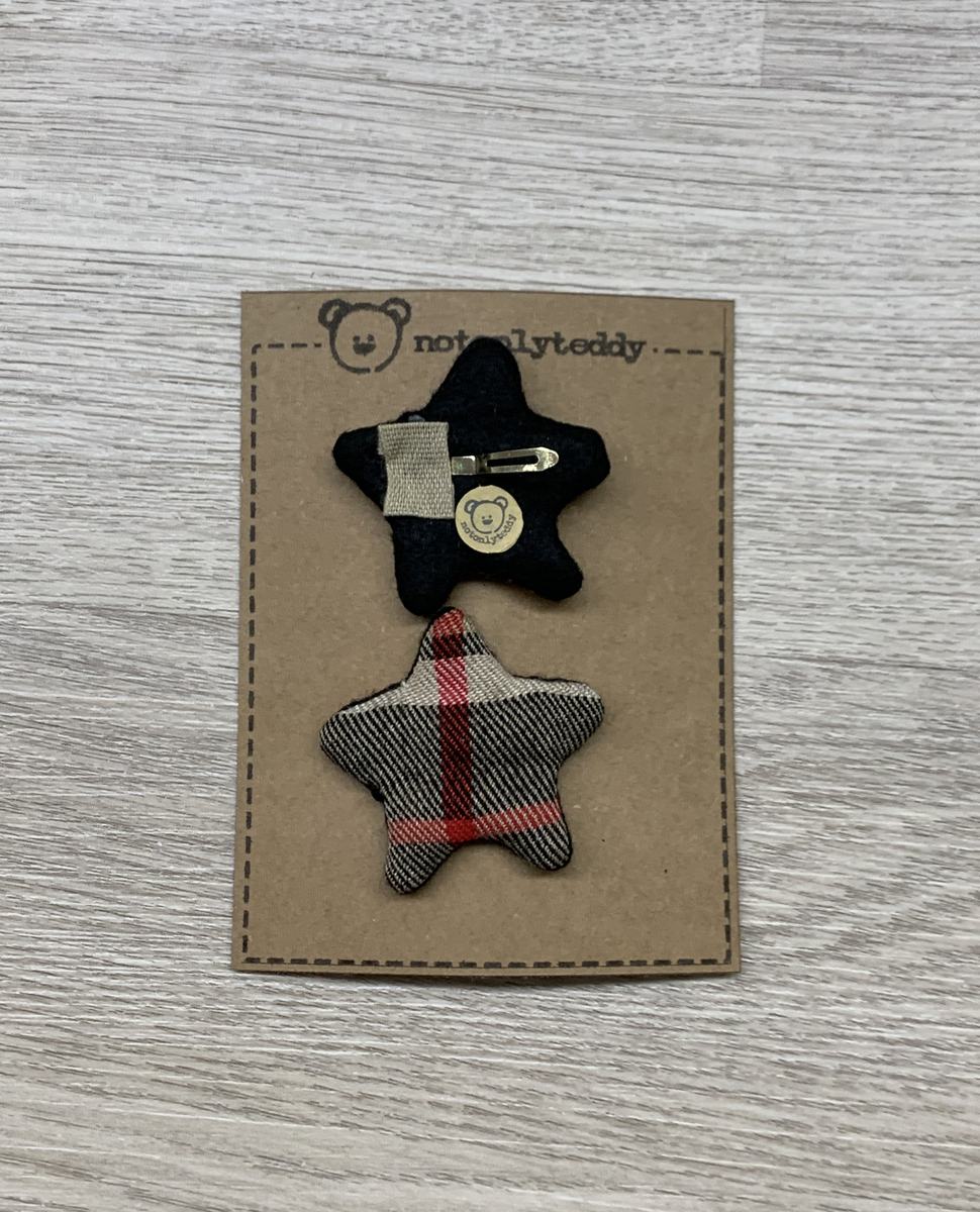fermaglietti piccoli a forma di stellina in tessuto tartan beige - davanti e dietro