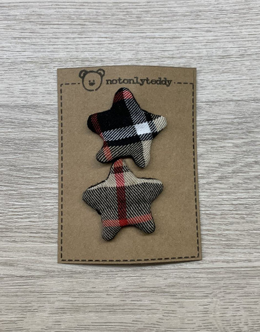 fermaglietti piccoli a forma di stellina in tessuto tartan beige