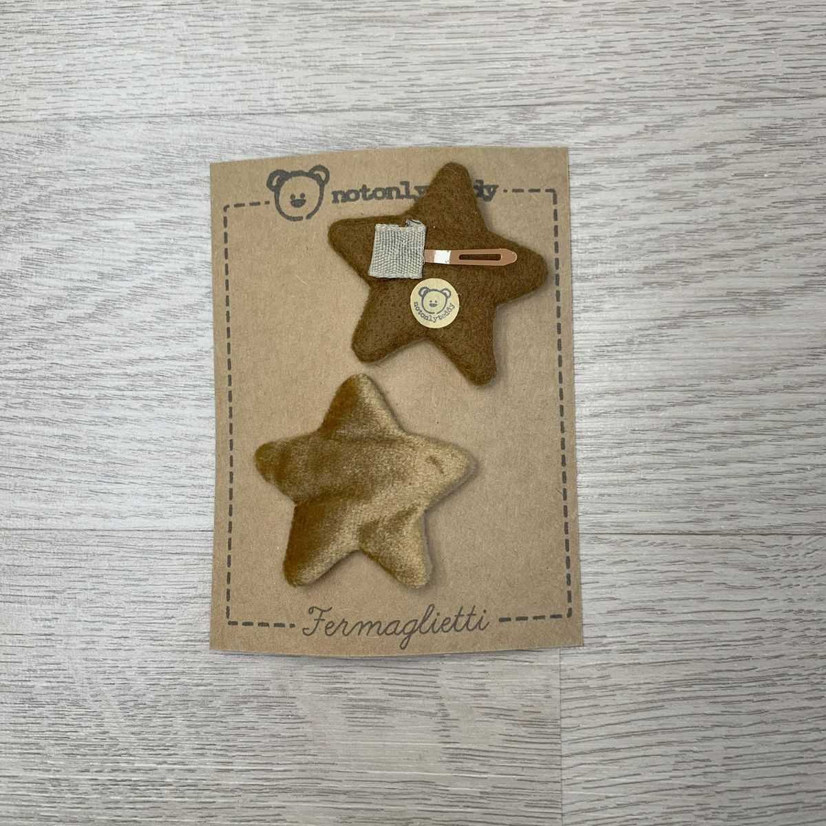 fermaglietti piccoli a forma di stellina in velluto bronzo - davanti e dietro