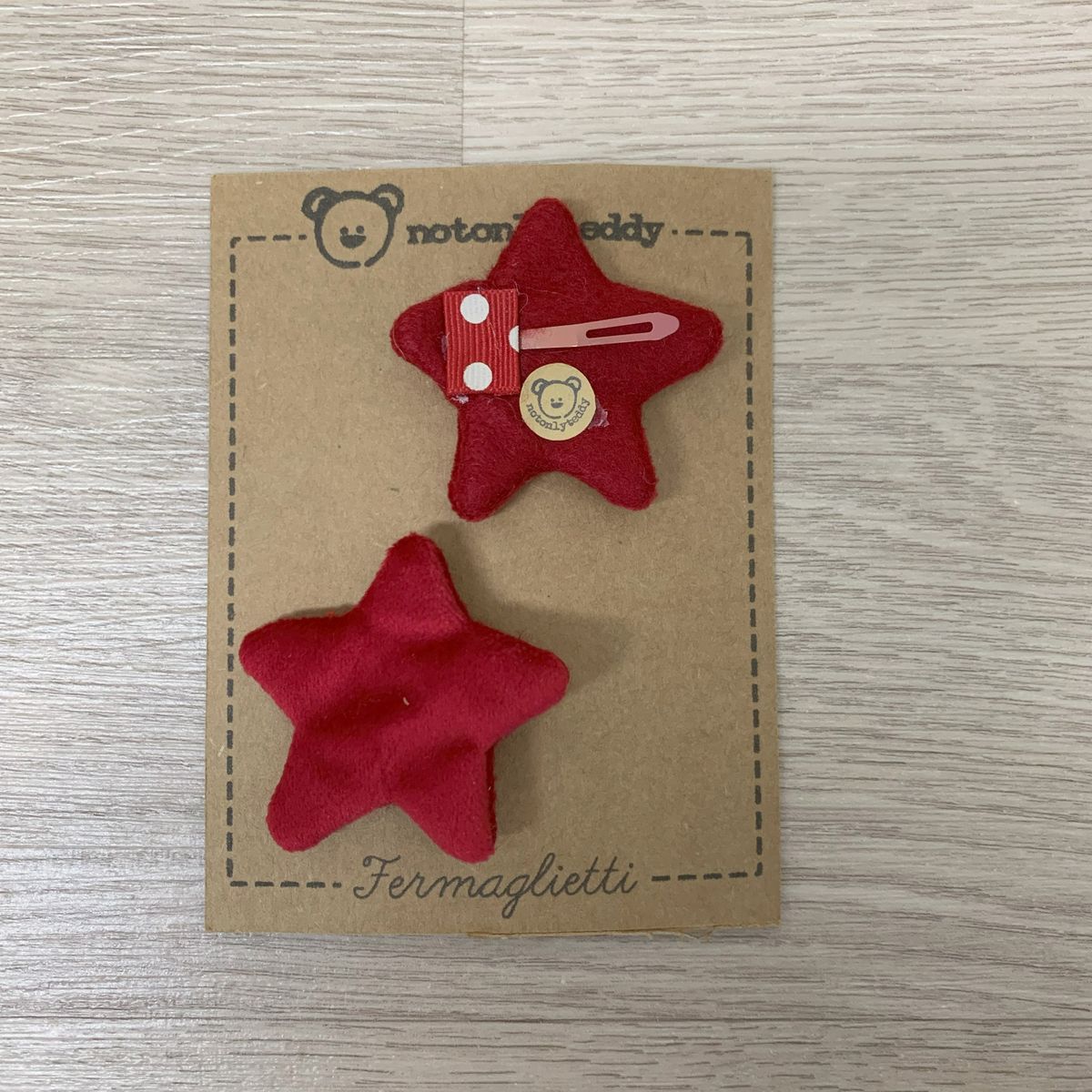 fermaglietti piccoli a forma di stellina in velluto rosso - davanti e dietro