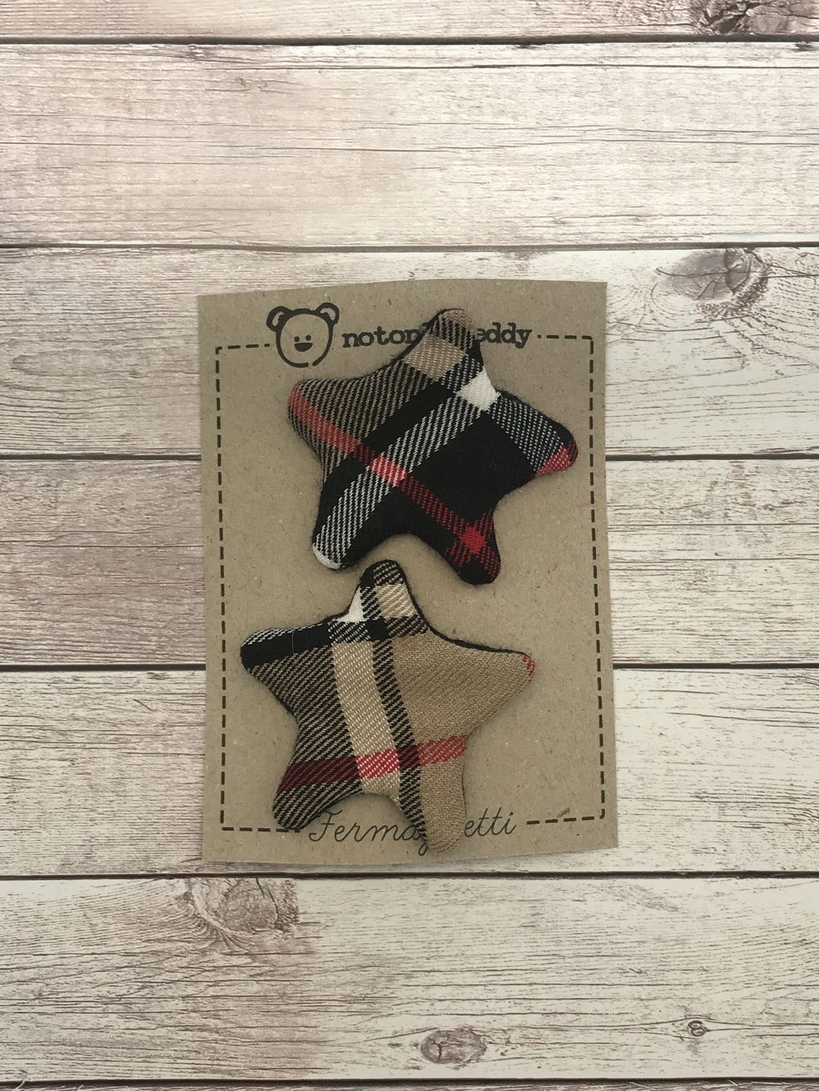 fermaglietti a forma di stellina in tessuto tartan beige