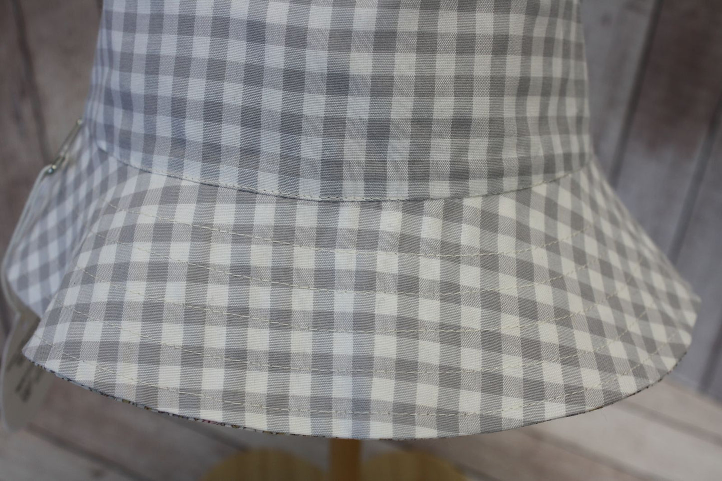 Cappellino pescatore, cappellino parasole double-face, fiorellini chiari e quadretti grigi - Taglia 3-5 anni