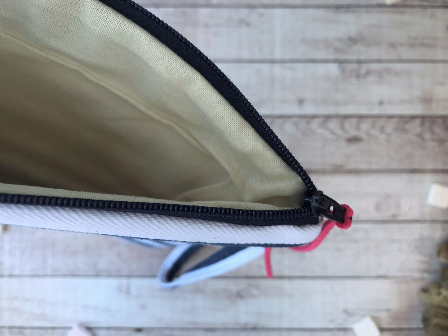 Busta mare a righe bianche e blu con manichetto ed applicazione di cono gelato
