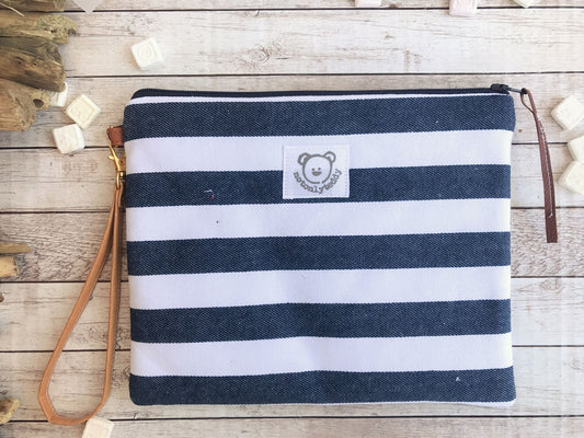 Busta mare a righe bianche e blu con manichetto ed applicazione di granchio